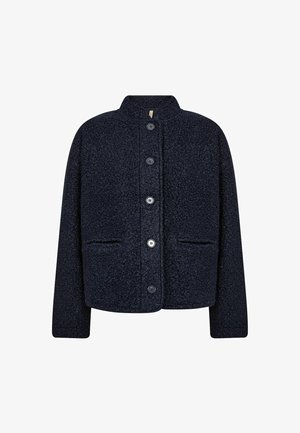 Tummansininen, teksturoitu takki, jossa pyöreä pääntie, edessä napit ja kaksi sivutaskua. Valmistettu pehmeästä kankaasta, rento istuvuus.