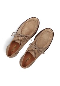 Beige Wildlederschuhe mit glatter Textur, runder Zehenpartie und Schnürsenkeln. Verfügt über Kontrastnähte und eine braune Gummisohle. Logo innen aufgedruckt.