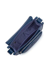 Borsa in pelle blu con una superficie liscia, dotata di un compartimento con zip e fodera interna in tessuto scuro. Due manici sulla parte superiore.