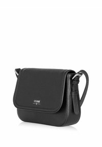 Czarna skórzana torba na ramię z teksturowanym wykończeniem, zapięcie na magnes, regulowany pasek i metaliczny detal z logo z przodu.