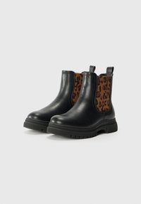 Stivali Chelsea in pelle nera con pannello laterale elasticizzato a stampa leopardata marrone, punta tonda, suola in gomma testurizzata e linguetta di trazione.