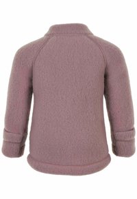 Fleecejacka i mjuk mauve, med hög krage och raglanärmar. Har rullade ärmslut och en slät, texturerad yta.