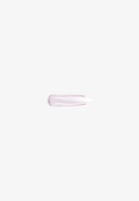 Campione di prodotto cosmetico cremoso di colore viola chiaro con una consistenza liscia applicato su uno sfondo bianco, che sfuma in un bordo sottile.