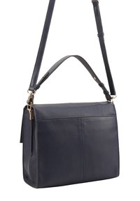 Marine leren handtas met een rechthoekige vorm, voorzien van een handvat aan de bovenkant en een afneembare schouderband. Accenten van gouden hardware.