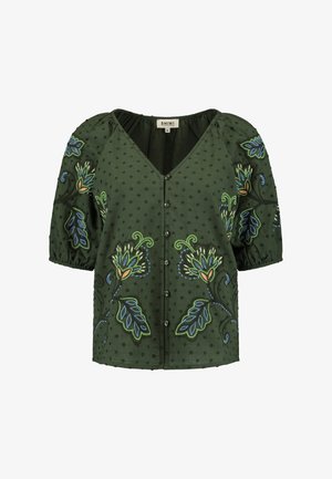 Zöld hímzett blúz puffos ujjakkal, kék, zöld és narancssárga virágmintákkal, texturált pöttyös anyagon. V-nyakú szabás.