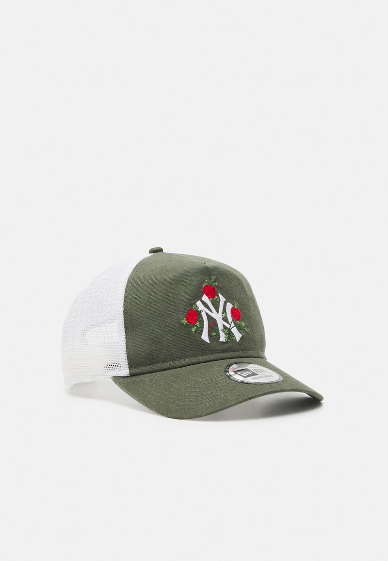Casquette en tissu vert avec des côtés en maille blanche, ornée d'un logo NY brodé et de roses rouges. Visière incurvée et fermeture snapback pour un ajustement.