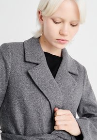 ONLY ONLALVILDA LIFE SHORT WRAP COAT - Puspaltis - medium grey melange