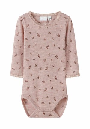 Pitkähihaisessa vaaleanpunaisessa bodysuitissa on kukkakuosi, pitsireunat kaula-aukossa ja hihoissa sekä nepparit alaosassa. Pehmeää puuvillakangasta.