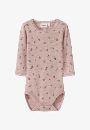 Ilga rankovė rožinė bodysuit su gėlių raštu, nėriniu apdailoje prie kaklo ir rankovių, bei snapų uždarymu apačioje. Minkšta medvilninė medžiaga.