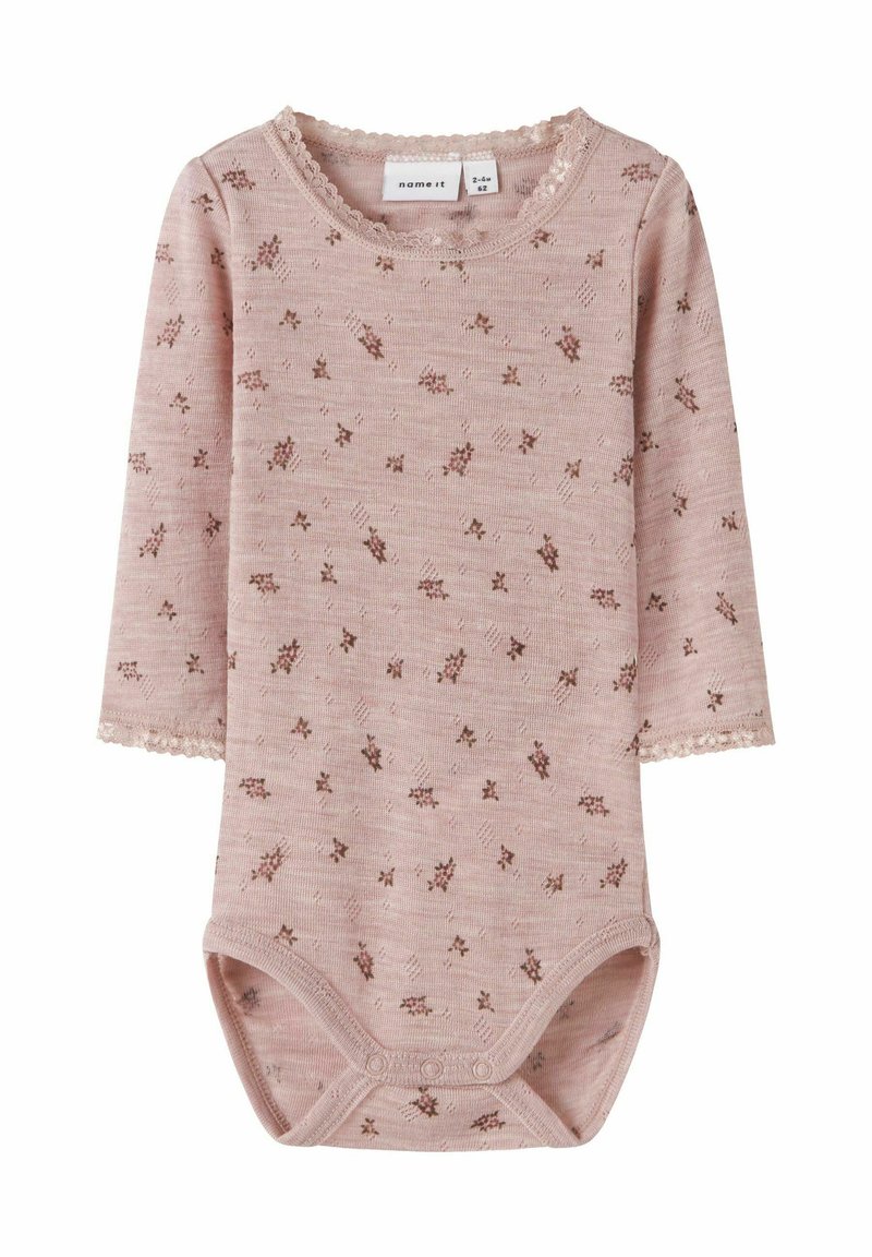 Långärmad rosa bodysuit med blommönster, spetsdetaljer vid halsringning och ärmslut, samt tryckknappar i botten. Mjukt bomullstyg.