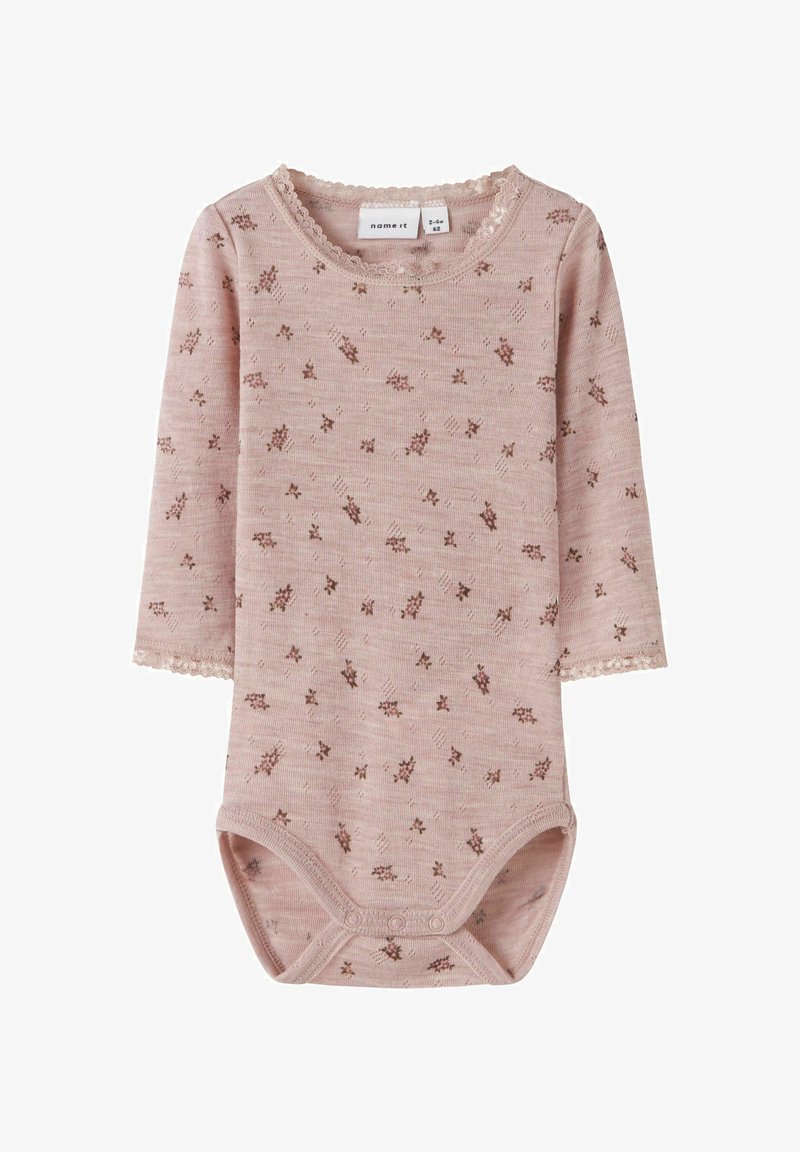 Růžový body s dlouhým rukávem, květinovým vzorem, krajkovým lemem na výstřihu a manžetách a patentkami na dně. Jemný bavlněný materiál.