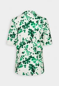Camicia a maniche corte di colore bianco con un vivace motivo floreale verde; presenta un colletto e una vestibilità rilassata.