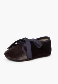 Schwarze Samtballettschuhe mit einer abgerundeten Zehe, ausgestattet mit einem dunkelblauen Band für die Schnürung und einer weichen Sohle. Glatte Textur mit minimalistischer Gestaltung.