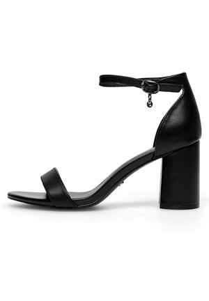 Czarna sandał na obcasie z paskiem wokół kostki, wyposażona w szeroki przedni pas, gładki skórzany materiał oraz solidny, blokowy obcas.
