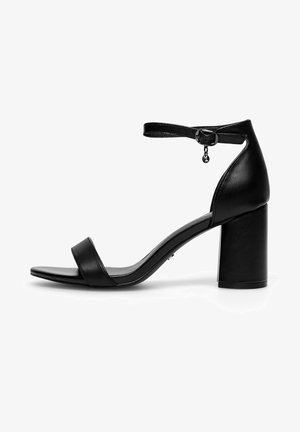 Czarna sandał na obcasie z paskiem wokół kostki, wyposażona w szeroki przedni pas, gładki skórzany materiał oraz solidny, blokowy obcas.