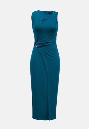 Teal udenærmet kjole med en snoet detalje ved taljen og et sølvfarvet accent. Glat, strækbart stof med en midi længde og asymmetrisk kant.