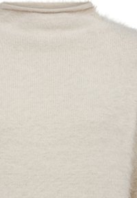 Crème kleuren trui met een zachte, gestructureerde stof, een ribbelpatroon en een opstaande kraag, wat zorgt voor een gezellige uitstraling.