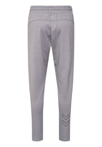 Pantalons de sport gris avec une taille élastique, des jambes fuselées et des détails en chevrons noirs sur la jambe inférieure gauche. Fabriqués en tissu texturé.