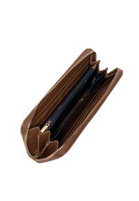 Brązowy skórzany portfel z suwakiem, wieloma miejscami na karty i ciemnym wnętrzem. Teksturowana powierzchnia z złotymi detalami.