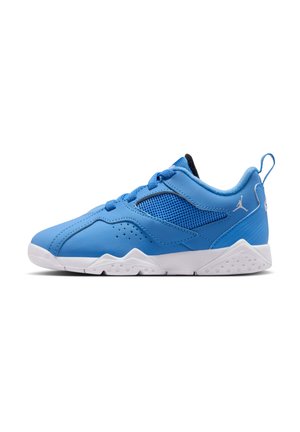 Baskets basses bleues de sport avec panneaux en mesh, lacets, semelle blanche et petit logo Jumpman blanc près du talon et de la languette.