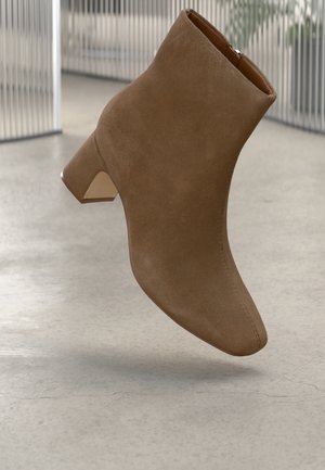 FERNIE ZIP - Støvletter - walnut