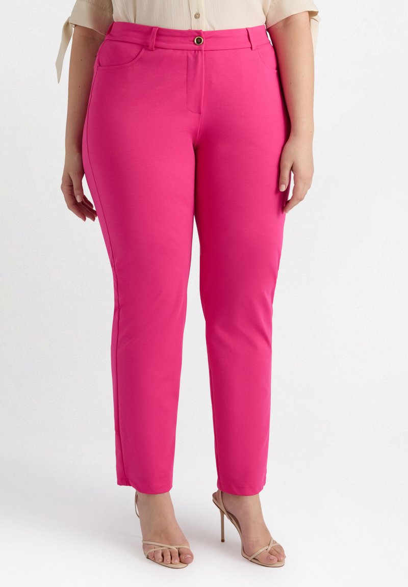 Pantalons ajustés roses en tissu extensible, avec une fermeture à bouton sur le devant, des poches latérales et une coupe slim et cintrée.