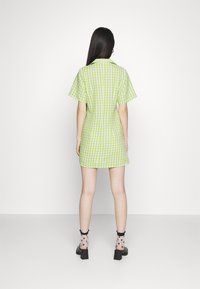 Monki Vestido camiseiro - green