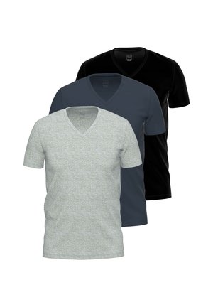 Drei schlichte V-Ausschnitt T-Shirts mit kurzen Ärmeln gestapelt, in hellgrau, dunkelblau und schwarz auf weißem Hintergrund.