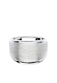 Silberfarbener Ring mit strukturiertem Band, breitem Design, polierten Kanten und glattem Inneren. Die Oberfläche hat ein mattes Finish.