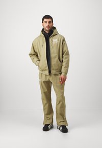 Nike Performance NBA JACKET - Treningsjakke - neutral olive/hyper crimson