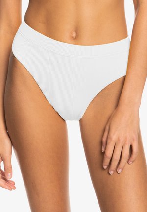 Biele pruhované bikini spodné nohavičky s vysokým pásom, s jemným elastickým pásom a hladkou textúrou. Žiadne viditeľné vzory ani akcenty.