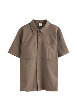 Braunes Kurzarmhemd mit Knöpfen, zwei aufgesetzten Taschen vorne und spitzem Kragen, flach auf einem weißen Hintergrund liegend.