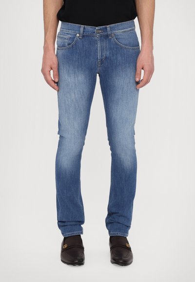 Hellblaues Denim-Jeans im Slim Fit mit fünf Taschen, subtilen Verwaschungen und klassischem Knopfverschluss. Glatte Textur und vielseitiger Stil.