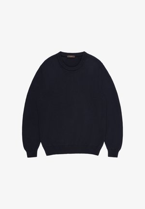 Granatowy sweter dzianinowy z okrągłym dekoltem, ściągaczami na mankietach i u dołu, o regularnym kroju i fakturowanym splocie na całej powierzchni.