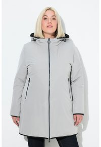 Světle šedá zateplená parka s kapucí podšitou černou látkou, předním zipem a bočními kapsami na zip. Hladká textura s kontrastními černými akcenty.