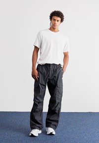 Champion Rochester SURPLUS PARACHUTE PANTS - Cargobukse - black