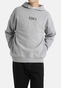 Grijze hoodie met een relaxte pasvorm, featuring een opvallend zwart geborduurd logo op de borst, en ribgebreide manchetten en zoom.