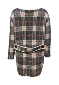 Vestido de sweater de manga larga en gris con un patrón de cuadros en blanco y durazno. Presenta un cinturón blanco en contraste con detalles de botones.