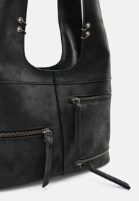 Borsa a tracolla in pelle nera con superficie testurizzata, due tasche frontali con zip e dettagli metallici con rifiniture sulla tracolla.