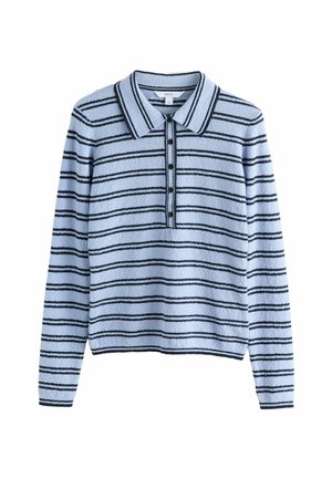 Pulover polo cu mâneci lungi, de culoare albastru deschis cu dungi bleumarin, având guler striat, o clapetă cu nasturi și un material cu textură moale.