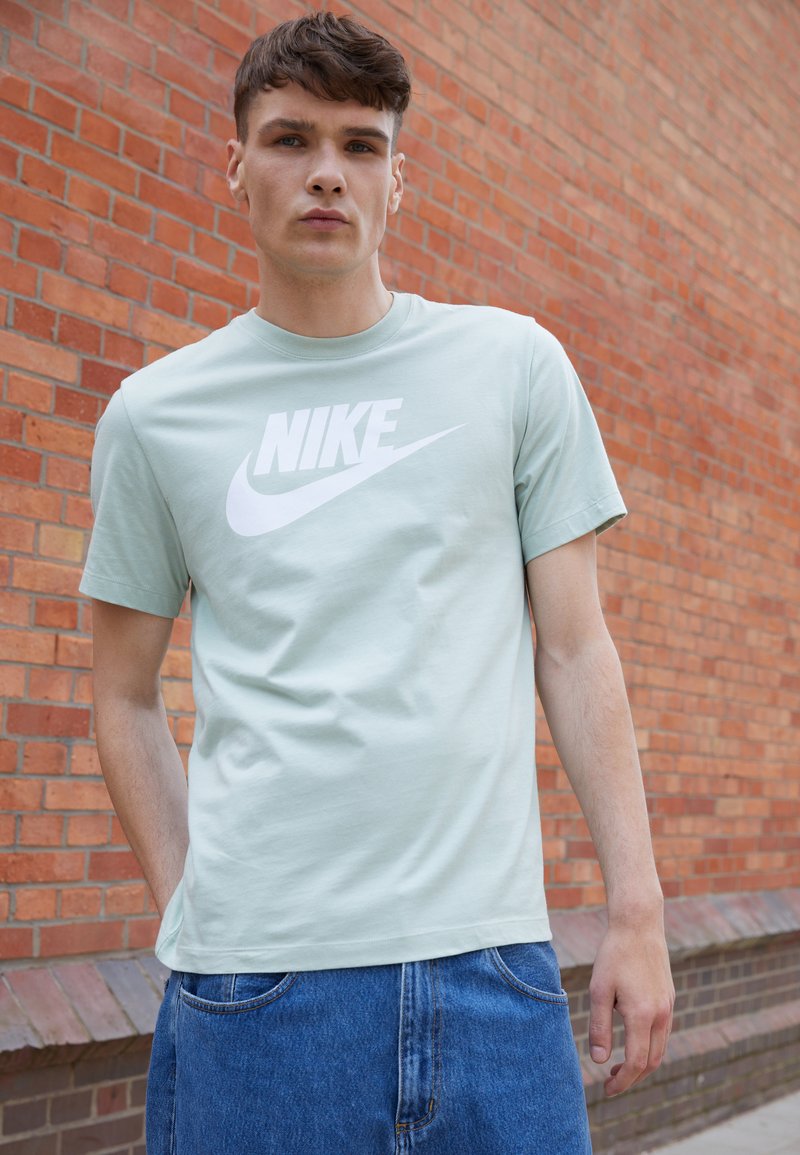 Nike Sportswear TEE ICON FUTURA - Potiskana majica - grauweiss