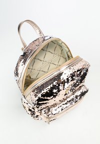 Zaino rotondo in paillettes rosa e nero, con una cerniera dorata e una fodera interna modellata, dotato di una tasca frontale con cerniera.