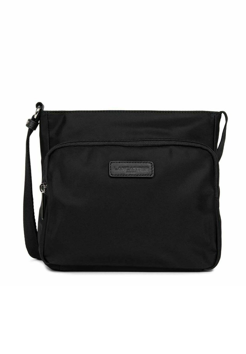Borsa a tracolla nera in nylon con tasca frontale con zip e logo del marchio in rilievo. Cintura regolabile, superficie liscia, design funzionale.