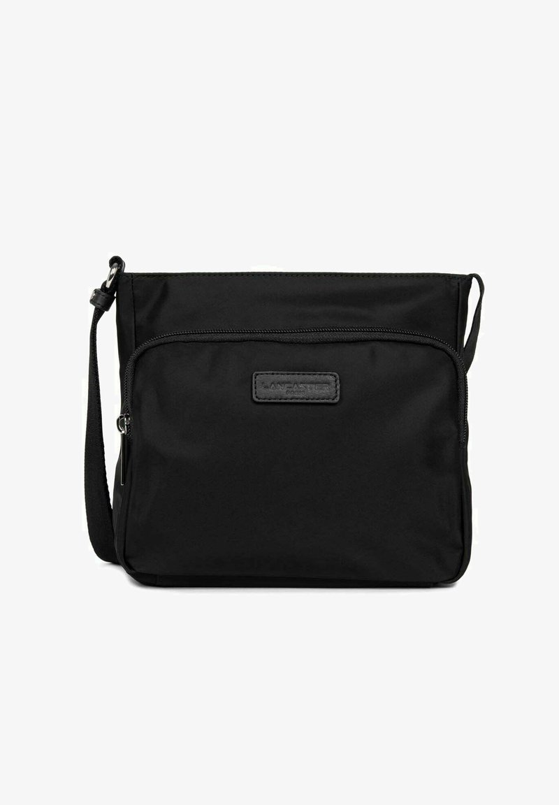 Sac bandoulière en nylon noir avec une poche zippée avant et un logo de marque en relief. Bandoulière ajustable, texture lisse, design fonctionnel.