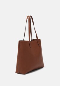 Borsa a tracolla in pelle marrone con due manici, forma rettangolare, texture liscia, design minimalista e dettagli di cucitura sottili.