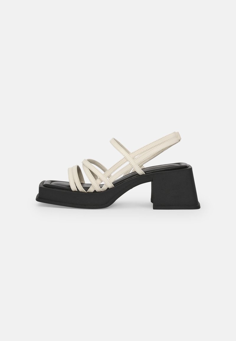 Sandale beige à brides avec bout carré, talon bloc épais noir et bride arrière, vue de profil sur fond blanc.