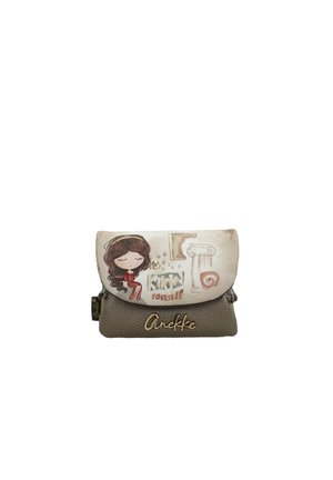 Piccola borsa beige e marrone con una ragazza dei cartoni animati, simboli decorativi, testo "Know Yourself" e logo dorato "Anekke" sul davanti.