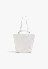 Bolso tote blanco texturizado con dos asas largas y una asa corta, sobre un fondo blanco liso.