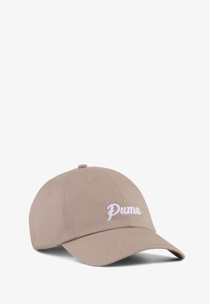 Gorra de béisbol beige con visera curva y logotipo "Puma" bordado en blanco en el panel frontal.
