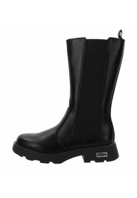 Botas negras hasta el tobillo con un upper de cuero suave, paneles laterales elásticos y una suela de goma gruesa con un acento metálico de la marca.